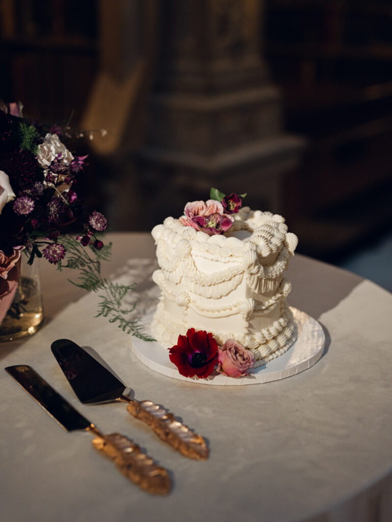 2025 Wedding predictions: colorful wedding cake