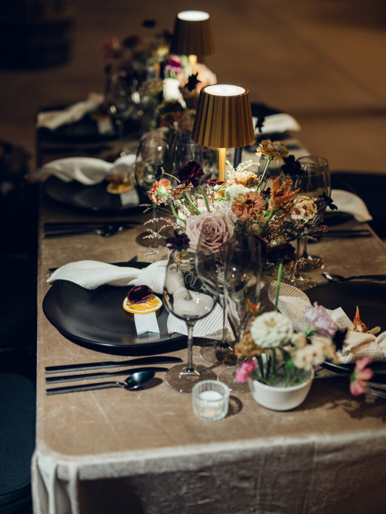 2025 Wedding predictions: colorful wedding floral arrangement and table setting