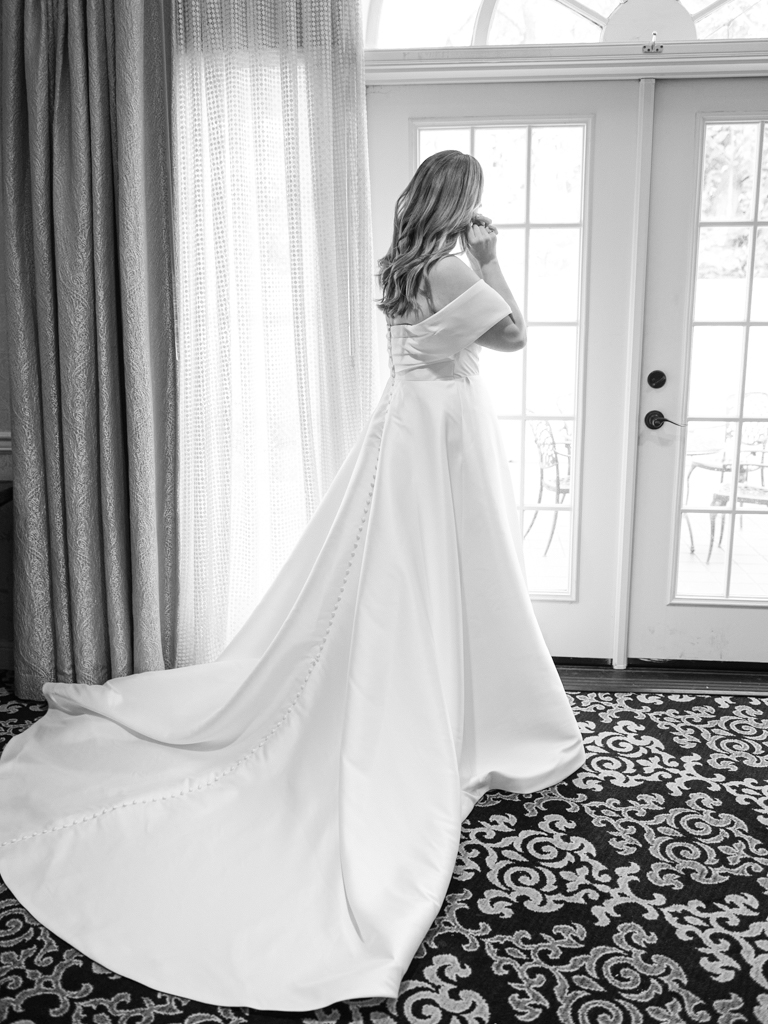 Getting ready on her wedding day at Governor Calvert House, historic inns of annapolis